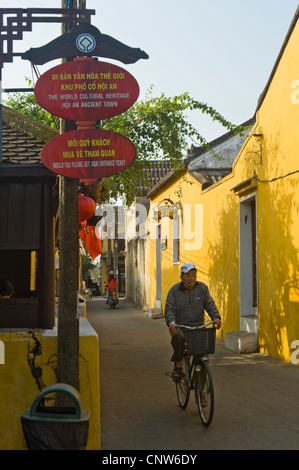 Vertikale Nahaufnahme von Zeichen geschrieben in Englisch und Vietnamesisch an einem der Eingänge in die Altstadt von Hoi an einem an einem sonnigen Tag Stockfoto