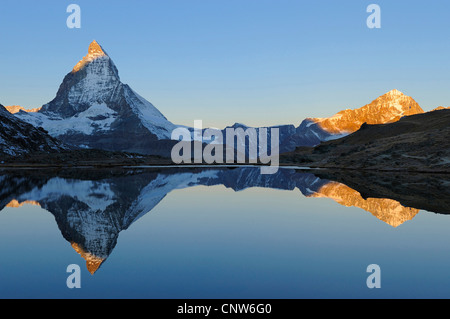 Matterhorn Spiegelung im See Riffelsee, Schweiz, Wallis, Zermatt Stockfoto