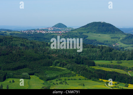 Blick auf die zwei Kaiserbergs aus Bargauer Horn, Deutschland, Baden-Württemberg, Schwäbische Alb, Weiler i. d. Bergen Stockfoto