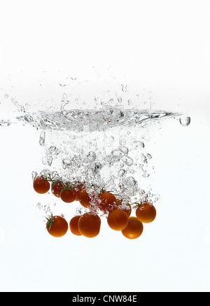 Cherry-Tomaten, planschen im Wasser Stockfoto