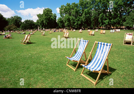 England, London, Liegestühle in der St.James Park Stockfoto