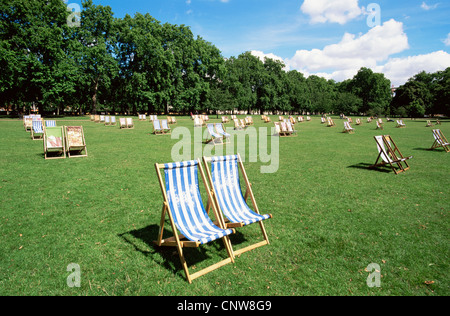 England, London, Liegestühle in der St.James Park Stockfoto