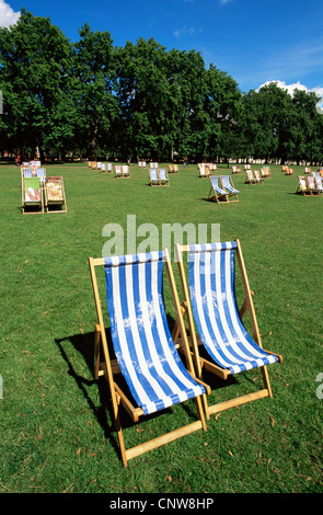 England, London, Liegestühle in der St.James Park Stockfoto