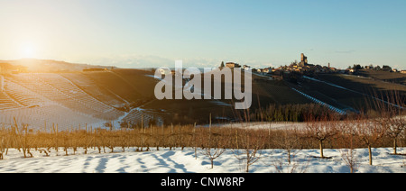 Bäume wachsen auf verschneiten ländlichen Hügel Stockfoto