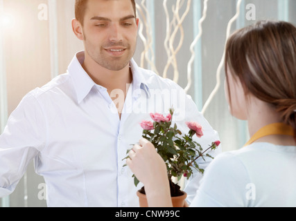 Paar mit Topfblumen Stockfoto