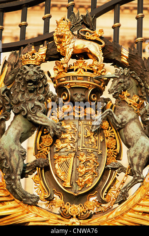 England, London, Buckingham Palace, Anschnittdetail des königlichen Wappens Stockfoto