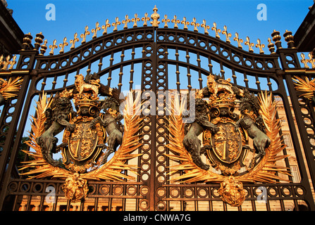 England, London, Buckingham Palace, Anschnittdetail des königlichen Wappens Stockfoto