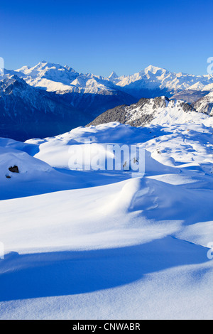 Panoramablick auf die Walliser Alpen am Dom (4545 m), Mischabelhoerner, Matterhorn (4477 m), Alphubel (4206 m) und Weisshorn (4505 m), Schweiz, Wallis Stockfoto