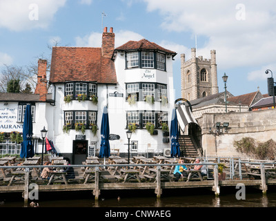 Der Engel auf der Brücke Public House, Henley on Thames mit der Marienkirche im Hintergrund, Oxfordshire, England, UK Stockfoto