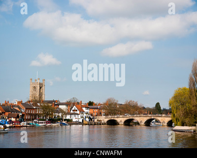 Die Brücke am Henley on Thames, Oxfordshire, Vereinigtes Königreich, Str. Marys Kirche mit der Stadt über den Fluss von der Themse Leinpfad Stockfoto