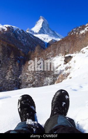 Füße mit Wanderschuhen vor Matterhorn, Schweiz, Wallis, Zermatt Stockfoto