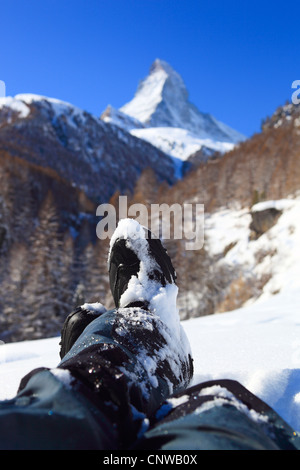 Füße mit Wanderschuhen vor Matterhorn, Schweiz, Wallis, Zermatt Stockfoto