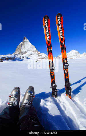 Füße mit Wandern, Skischuhe und Ski vor Matterhorn, Schweiz, Wallis, Zermatt Stockfoto