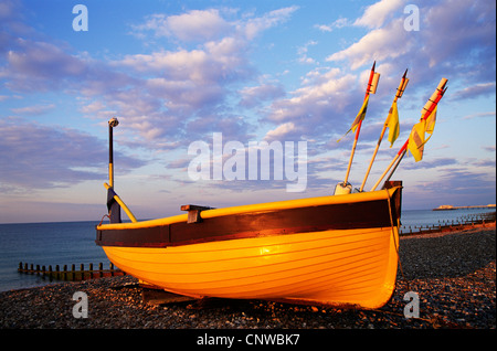 England, Sussex, Worthing, bunte Fischerboot am Strand von Worthing Stockfoto