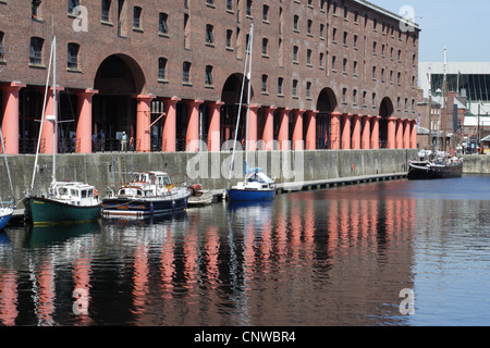 Albert Dock-Liverpool mit Booten und Reflexionen im dock roter Säulen Stockfoto