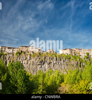 Die Stadt Castellfollit De La Roca, gebaut auf dicke säulenartige verbunden Lavaströme in der Garrotxa Volcanic Zone, Katalonien, Spanien Stockfoto