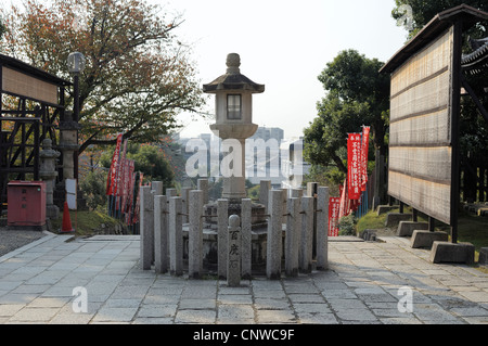 große Steinlaterne in Kofukuji-Tempel in Nara, Japan Stockfoto