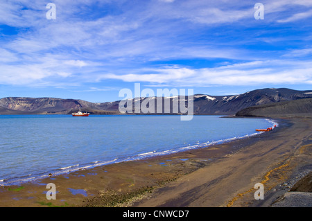 Schiff und Rubber Boot in einer Bucht, Antarktis, Telefon Bucht, Deception Island Stockfoto