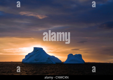 Eisberg im südlichen Meer im Abendlicht, Antarktis Stockfoto