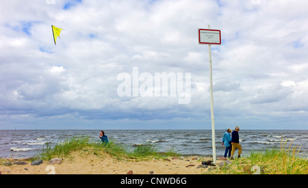 Menschen zu Fuß am Strand bei schlechtem Wetter, Deutschland, Niedersachsen, Cuxhaven Stockfoto