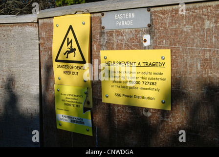 Todesgefahr Schild, Elektrizität U-Station, Eastern Parade, Portsmouth, Hampshire, UK. Stockfoto