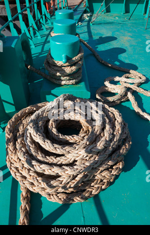 Alten verstaut Festmacher Seil an Bord Frachtschiff Montrose Docks Scotland UK Stockfoto