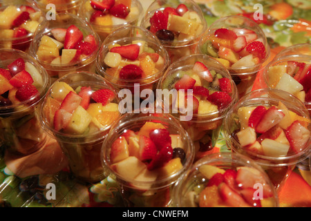 Obstsalat in Kunststoff-Gläser auf einer Theke in London, Großbritannien Stockfoto