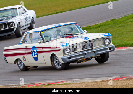 1964 Ford Falcon mit Fahrer Gregory Thornton während der CSCC HVRA V8 Challenge Rennen in Snetterton, Norfolk, Großbritannien. Stockfoto