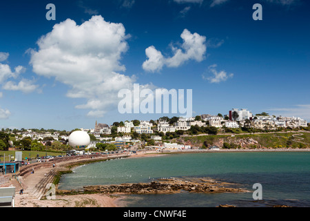 Großbritannien, England, Devon, Torquay, Abbey Sands und Fesselballon in Torre Abbey Gardens, Torbay Stockfoto