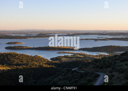 Alqueva-See mit Brücke bei Sonnenuntergang, Monsaraz Alentejo, Portugal Stockfoto