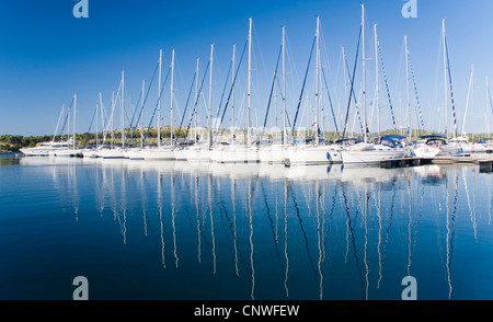 Segelboote im Hafen Sibenik, Kroatien, Dalmatien, Sibenik Stockfoto