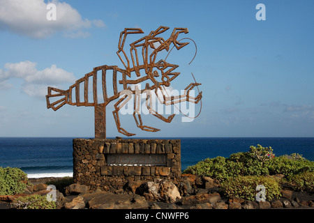 Munidopsis Polymorpha (Munidopsis Polymorpha), Eisen-Denkmal in der Form einer Krabbe, Kanarische Inseln, Lanzarote, Haria Jameos del Agua Stockfoto