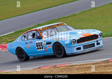 1980 Aston Martin V8 Vantage mit Fahrer Rikki Cann während der CSCC HVRA V8 Challenge Rennen in Snetterton, Norfolk, Großbritannien. Stockfoto