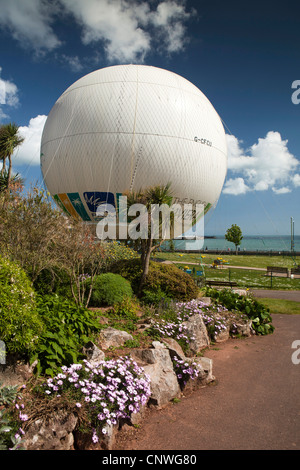 Großbritannien, England, Devon, Torquay, Torre Abbey, Hi Flyer angebunden Ballon neben Torbay Stockfoto