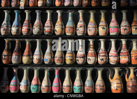 Bunte Sandbottles, ein typisches Souvenir aus Jordanien, in einem Geschäft am Eingang von Petra angezeigt. Stockfoto