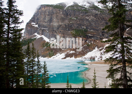 Blick auf teilweise gefrorene Lake Louise, Alberta, Kanada, Banff Nationalpark Stockfoto
