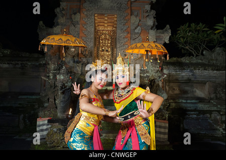 SITA-Prinzessin und Prinz Rama Zeichen von der Taman Kaja Troup posiert nach einer Show in Pura Dalem, Ubud, Bali, Indonesien Stockfoto