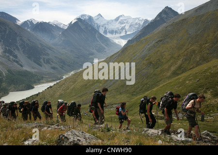 Gruppe von Wanderern, die den Berg hinauf klettern pass Karaturek (3.060 m) im Altai-Gebirge, Russland. Stockfoto