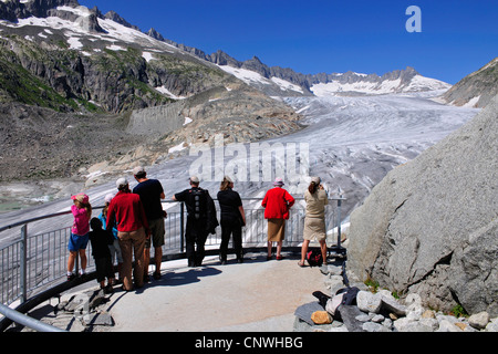 Blick von der Aussichtsplattform mit Besuchern auf dem Rhne Gletscher, Schweiz, Wallis Stockfoto