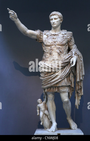 Augustus von Prima Porta (Augusto di Prima Porta) auf dem Display in das Museo Chiaramonti (Braccio Nuovo) in den Vatikanischen Museen in Rom, Italien. Stockfoto