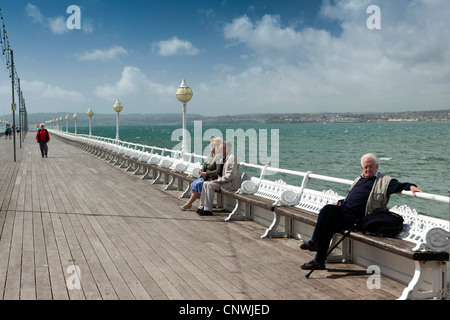 Großbritannien, England, Devon, Torquay, Prinzessin Pier umschließt die Marina Besucher sitzen auf Bänken in Sonne Stockfoto