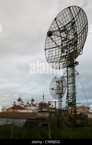 Russische militärische mobile Radargeräte auf den Solovetsky Inseln, weißes Meer, Russland. Das Solovetsky Kloster ist im Hintergrund zu sehen. Stockfoto