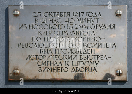 Gedenktafel auf dem geschützten Kreuzer Aurora, das Symbol der bolschewistischen Revolution in St. Petersburg, Russland. Stockfoto