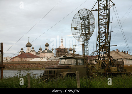 Russische militärische mobile Radargeräte auf den Solovetsky Inseln, weißes Meer, Russland. Das Solovetsky Kloster ist im Hintergrund zu sehen. Stockfoto