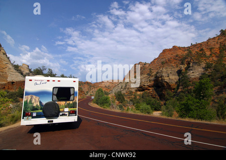 Wohnmobil mit Foto von idyllischen Felslandschaft stehend auf einer Straße durch ähnliche Umgebung, USA, Utah, Zion Nationalpark Stockfoto