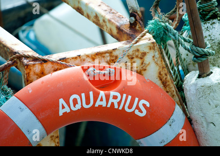 Rettungsring mit Fischerboot Stockfoto