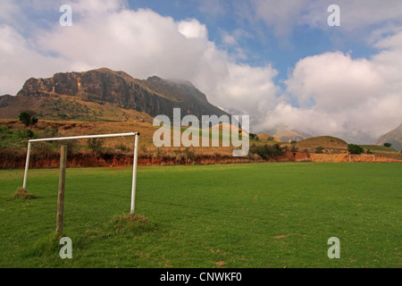 Fußballplatz vor Bergkette, South Africa, Kwazulu-Natal, Drakensberge Stockfoto