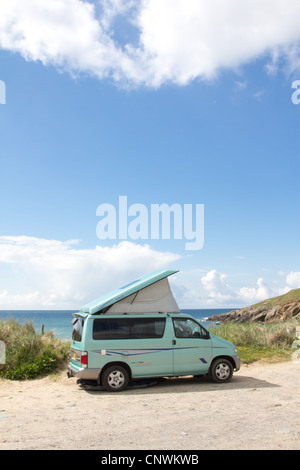 4 x 4 Surfer Wohnmobil mit erhobenen Dach in Porth Trecastell Bucht und den Strand auf dem Küstenpfad Anglesey geparkt Stockfoto