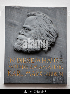 Trier, Deutschland - 12. November 2011: Relief Portrait auf einer Tafel von Karl Marx, deutscher Philosoph, an seinem Geburtshaus in Trier Stockfoto