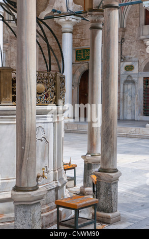 Waschung Wasserhähne in Laleli-Moschee in Istanbul, wo die Gläubigen ihre Füße waschen. Stockfoto